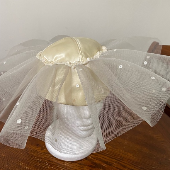 Fancy hat with pearls - Picture 1 of 6